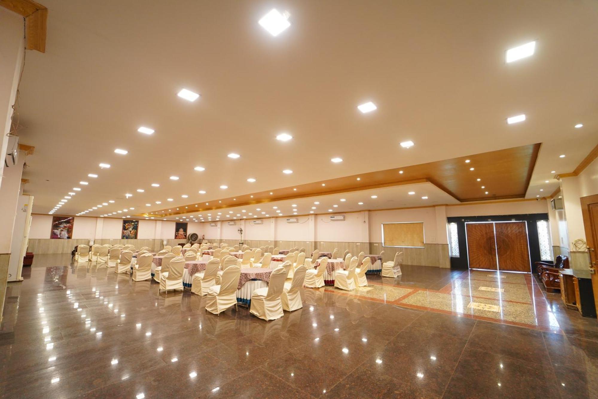Hotel Ananta Sayana บูบันเนสชวาร์ ภายนอก รูปภาพ