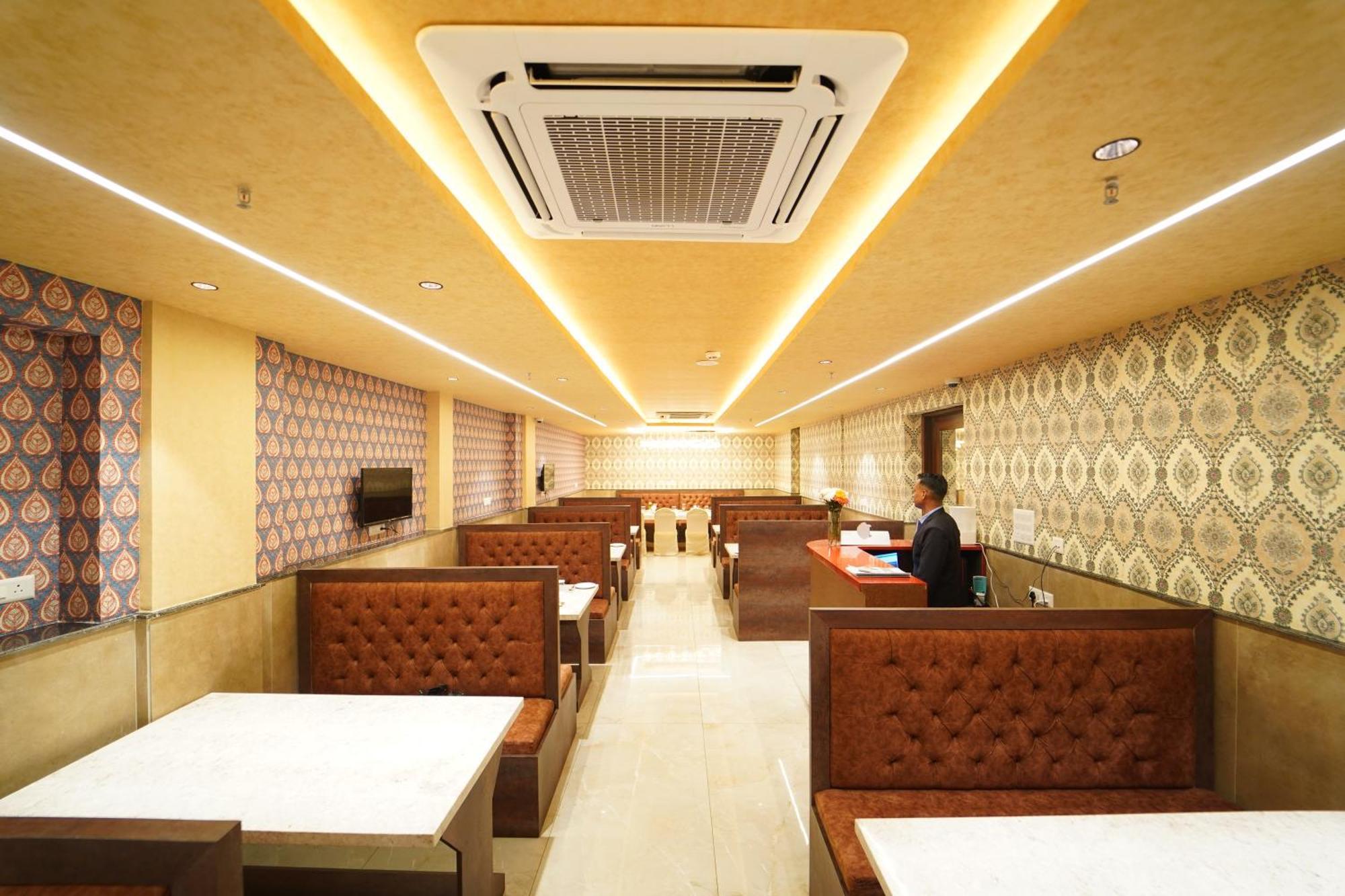 Hotel Ananta Sayana บูบันเนสชวาร์ ภายนอก รูปภาพ