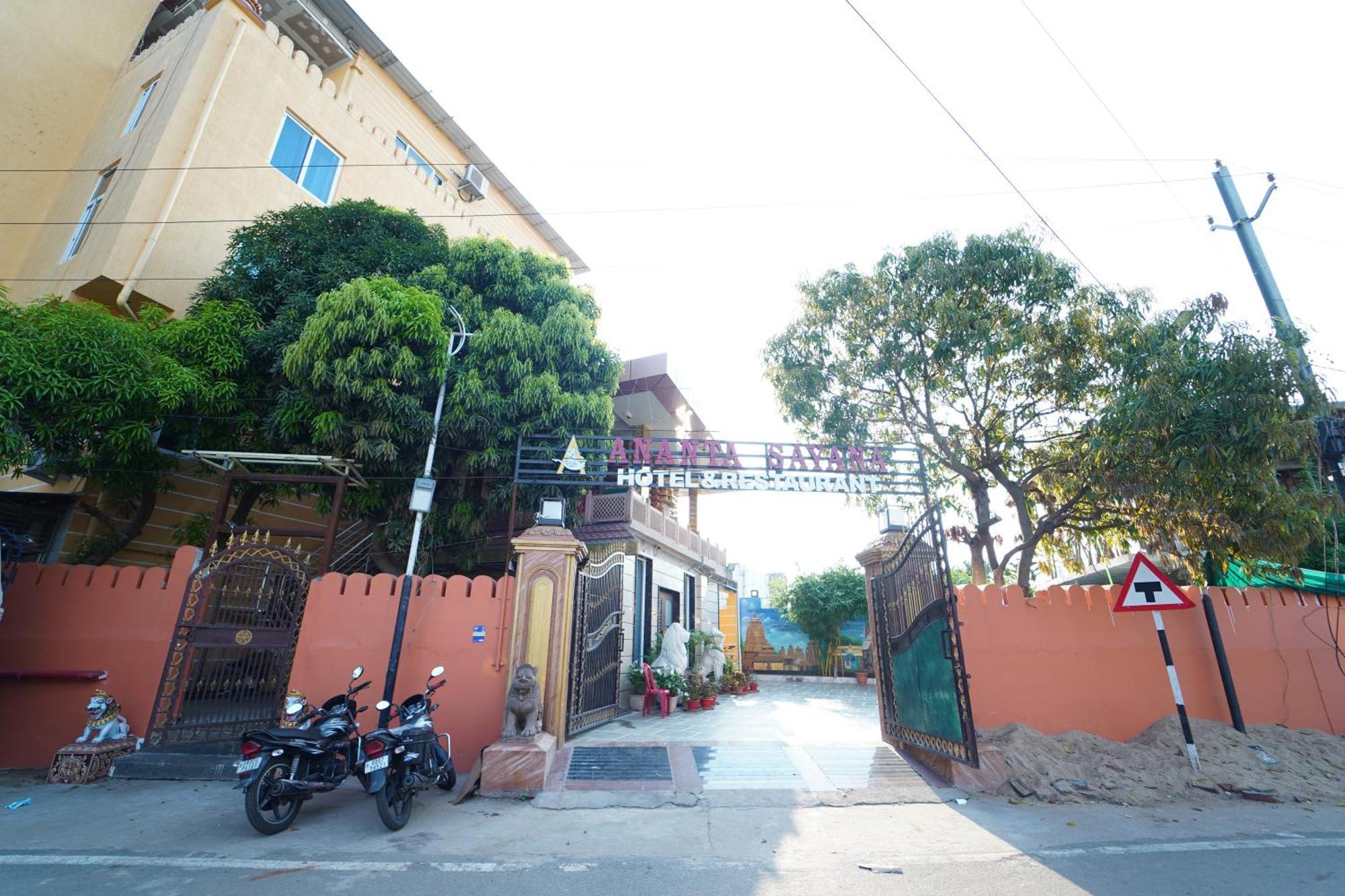 Hotel Ananta Sayana บูบันเนสชวาร์ ภายนอก รูปภาพ