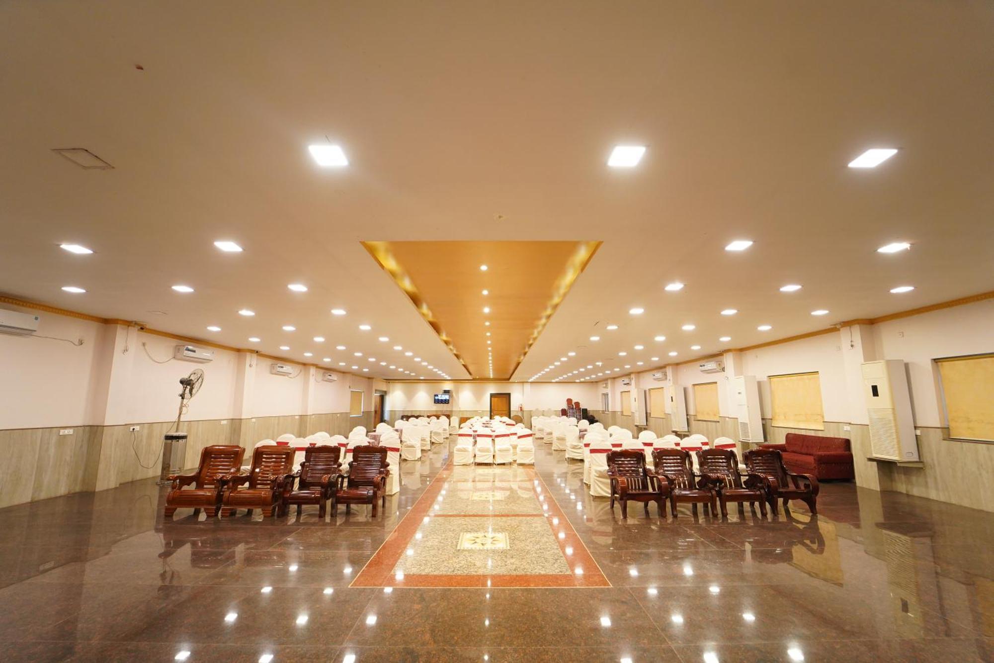 Hotel Ananta Sayana บูบันเนสชวาร์ ภายนอก รูปภาพ