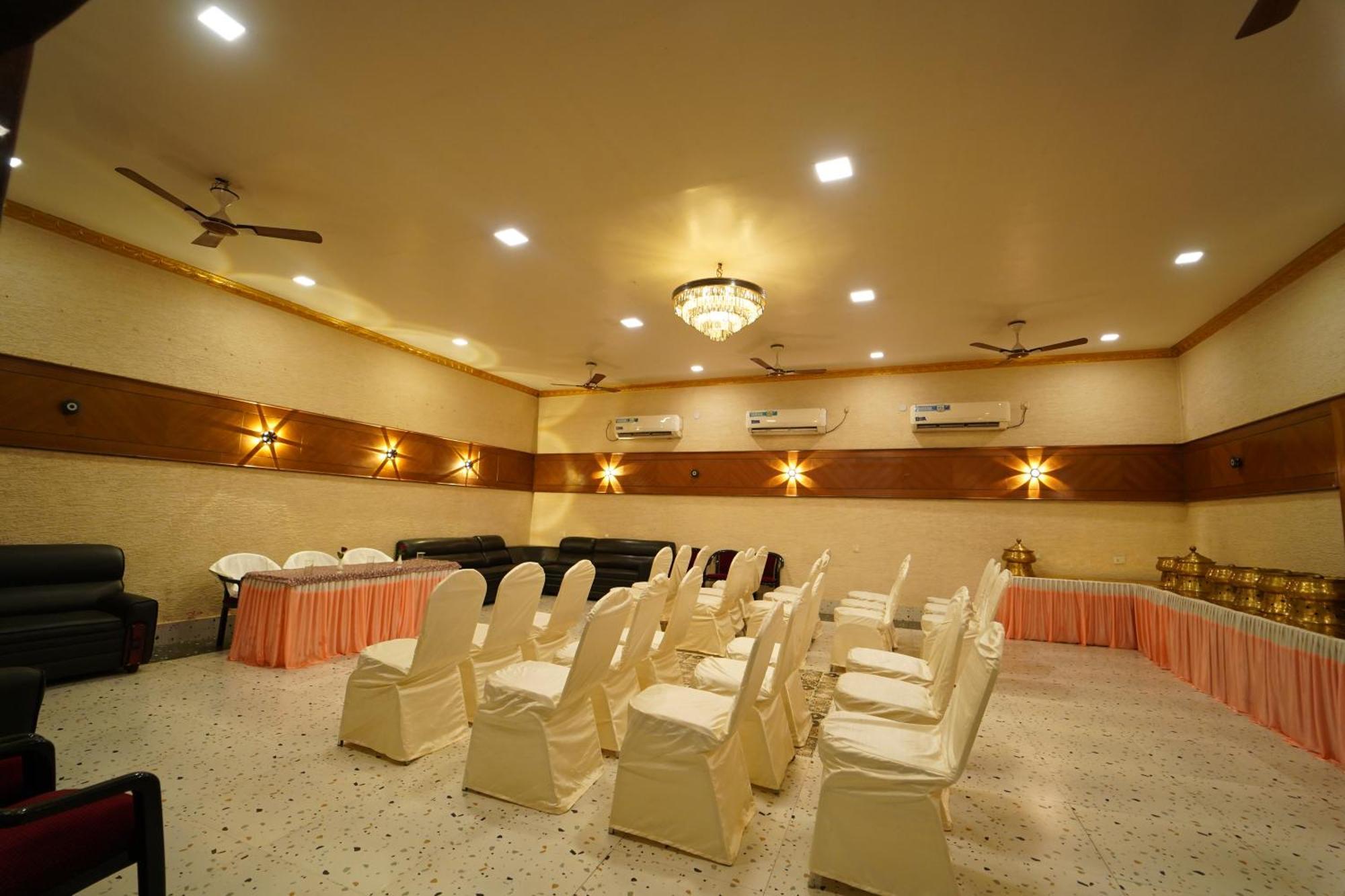 Hotel Ananta Sayana บูบันเนสชวาร์ ภายนอก รูปภาพ