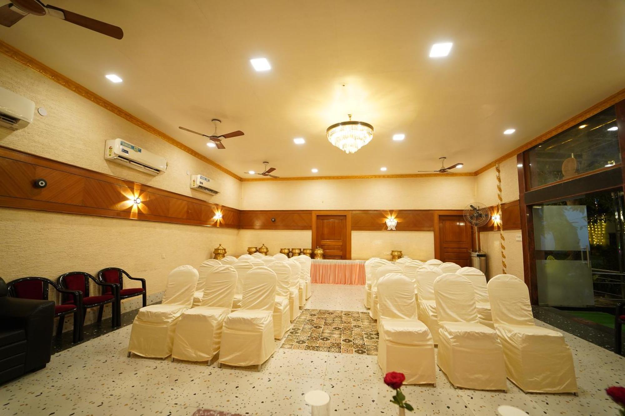 Hotel Ananta Sayana บูบันเนสชวาร์ ภายนอก รูปภาพ