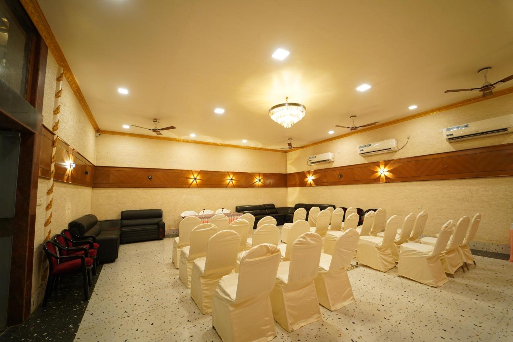 Hotel Ananta Sayana บูบันเนสชวาร์ ภายนอก รูปภาพ