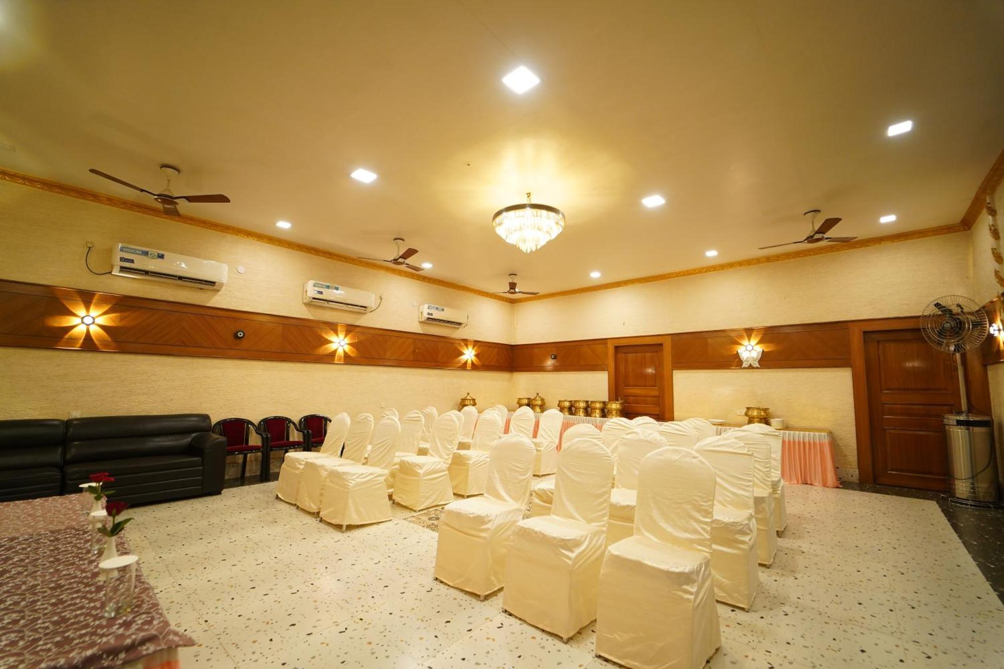 Hotel Ananta Sayana บูบันเนสชวาร์ ภายนอก รูปภาพ