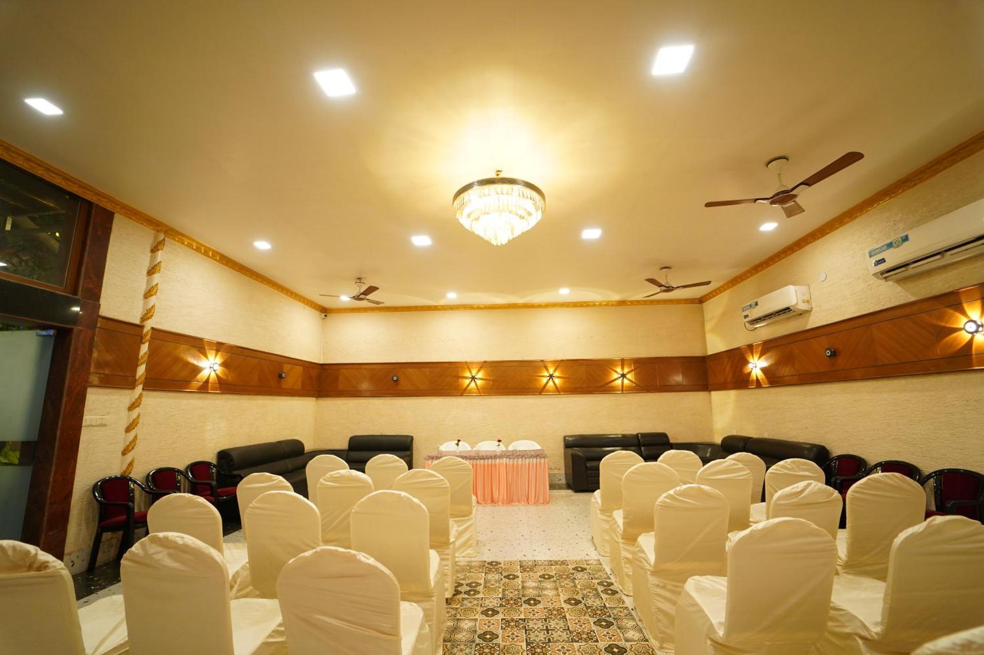 Hotel Ananta Sayana บูบันเนสชวาร์ ภายนอก รูปภาพ