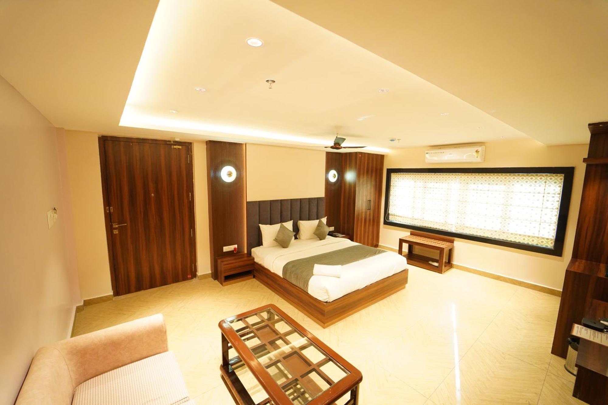 Hotel Ananta Sayana บูบันเนสชวาร์ ภายนอก รูปภาพ