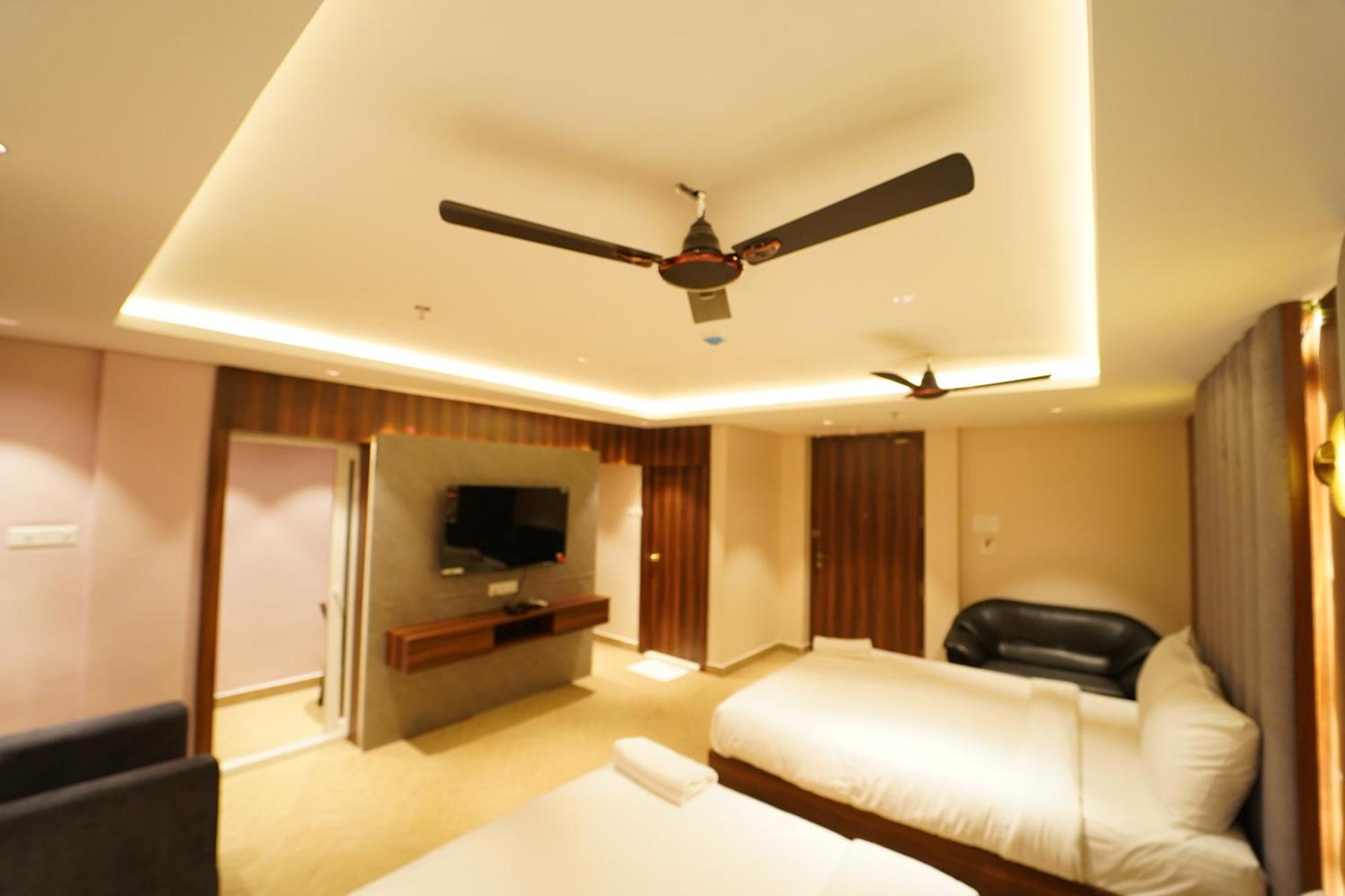 Hotel Ananta Sayana บูบันเนสชวาร์ ภายนอก รูปภาพ
